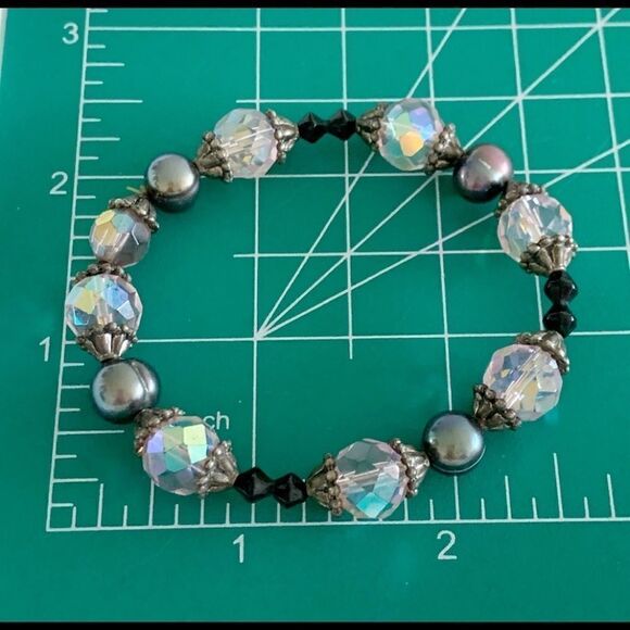 Black Baroque pearl, pink faceted crystals silver bead cap stretch bracelet - Picture 3 of 3